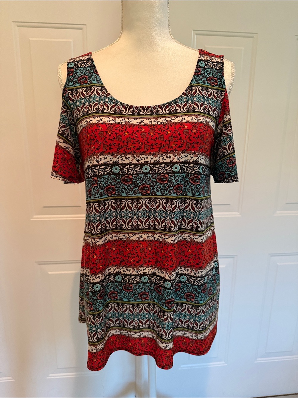Star Vixen SZ XL Red and Teal Cold-Shoulder Patterned Top